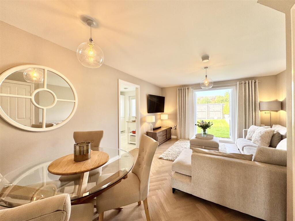 Lounge/Dining