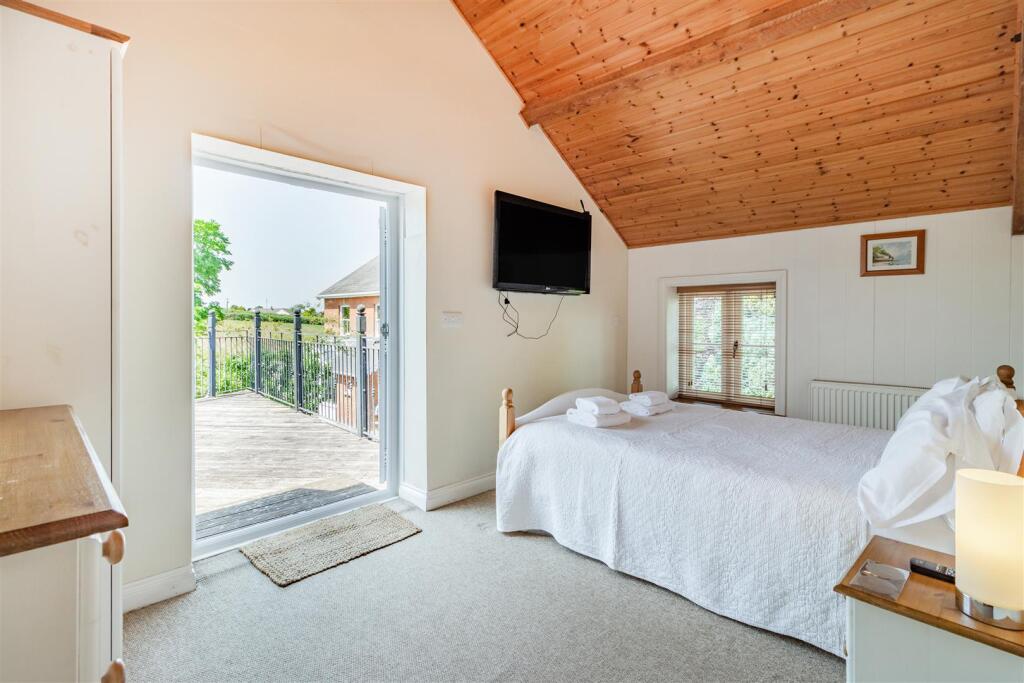 8553666-interior44.jpg