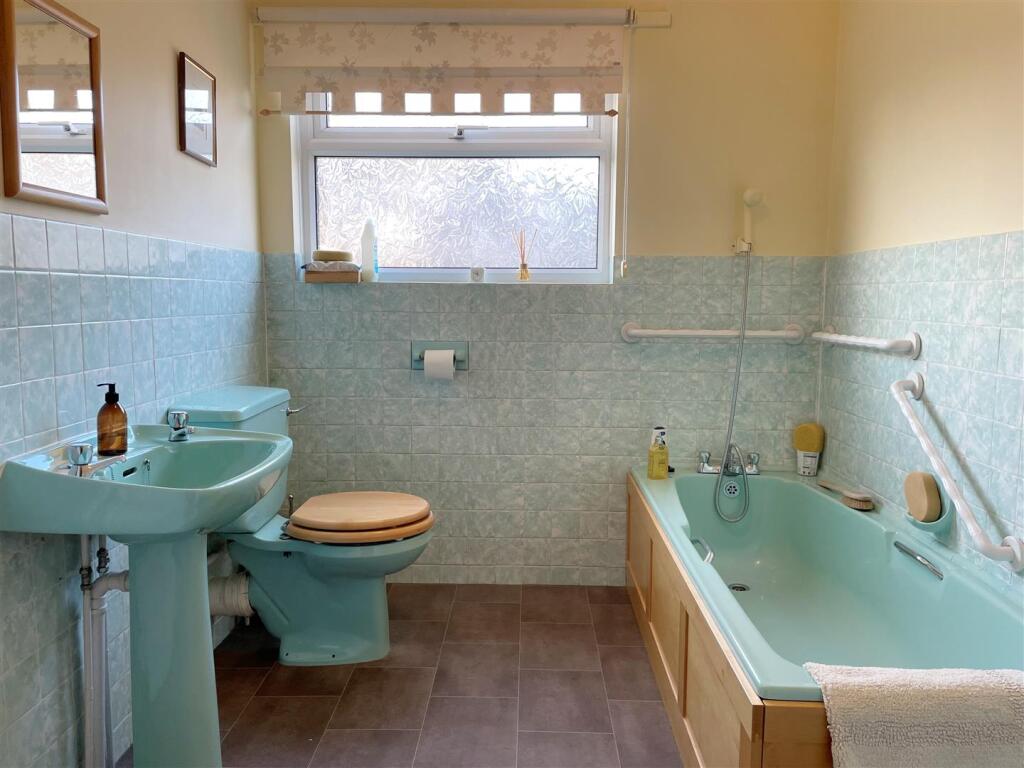 Bathroom 1.JPG