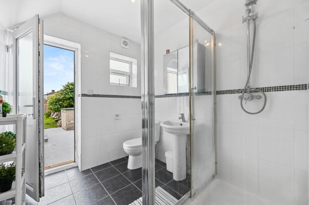 EWEMove - 105 Walton Avenue - Shower Room1 (1)