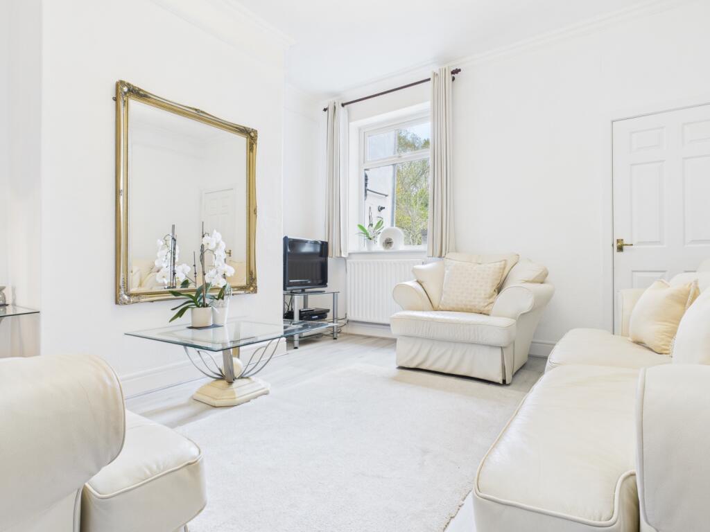 CAM03729G0-PR0166-STILL005