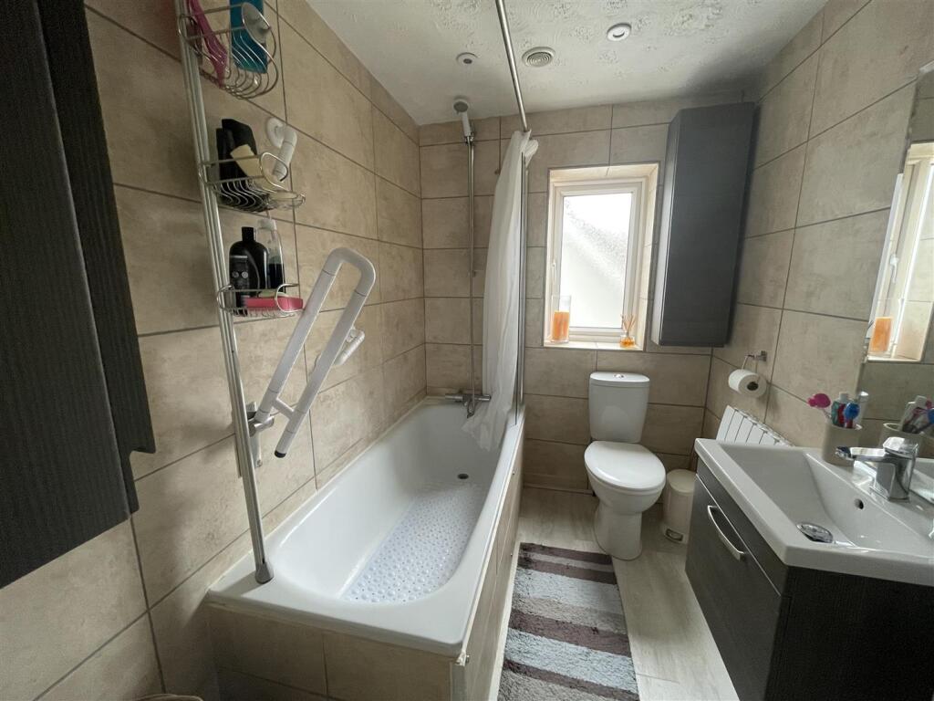 bathroom..jpg