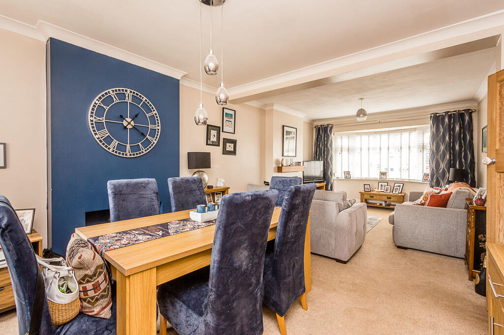 Lounge/Dining Roo...