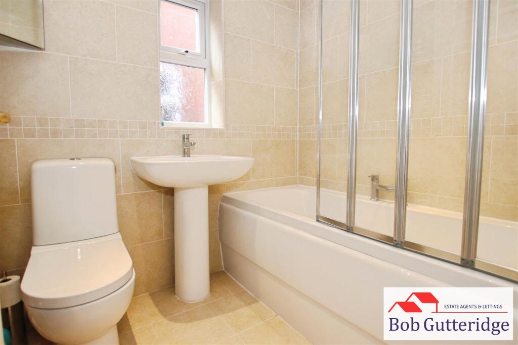 FIRST FLOOR BATHROOM