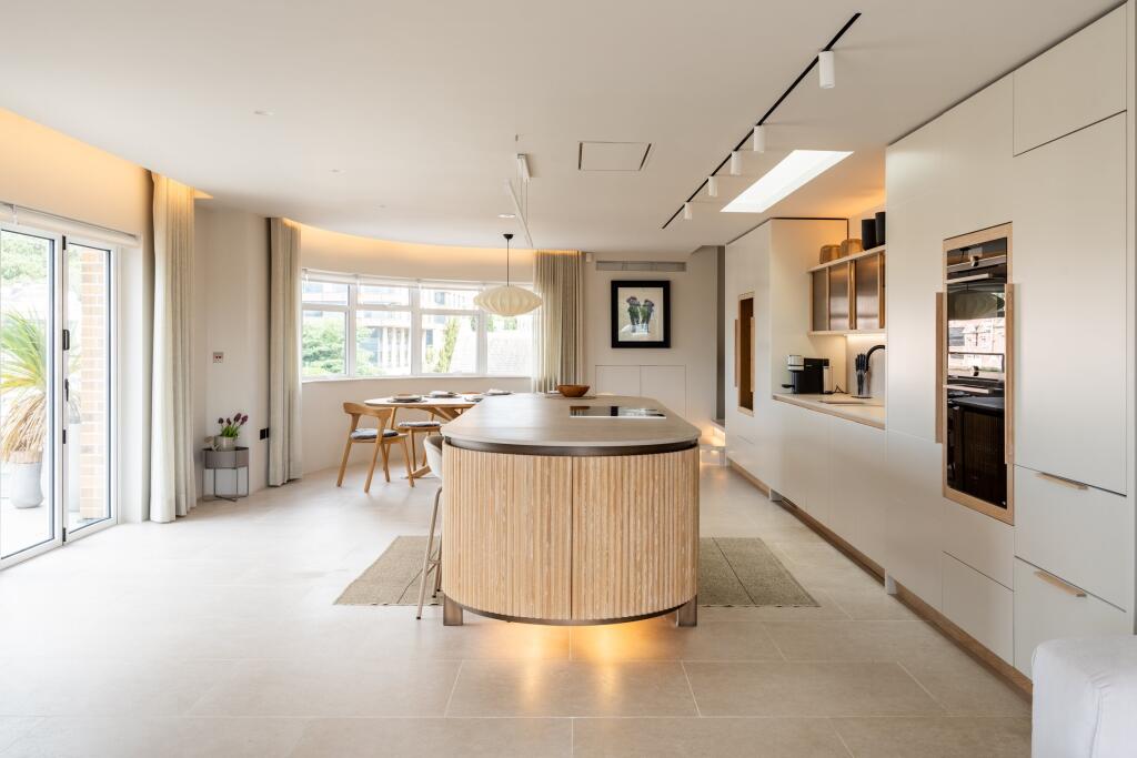 The Penthouse, Brist