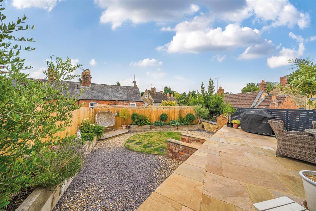 6 New Road, Greens Norton (15).jpg