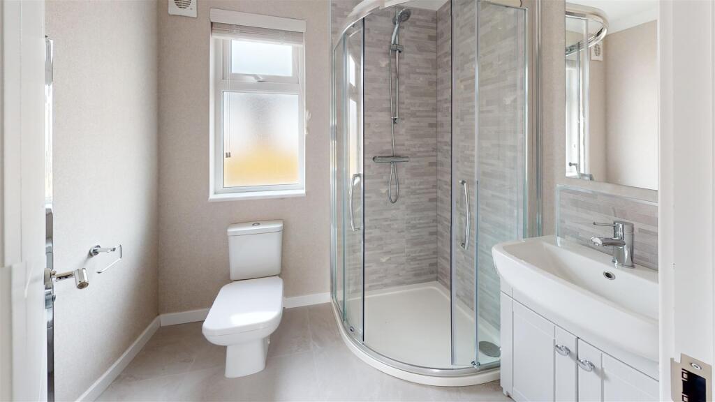 Bathroom (2).jpg