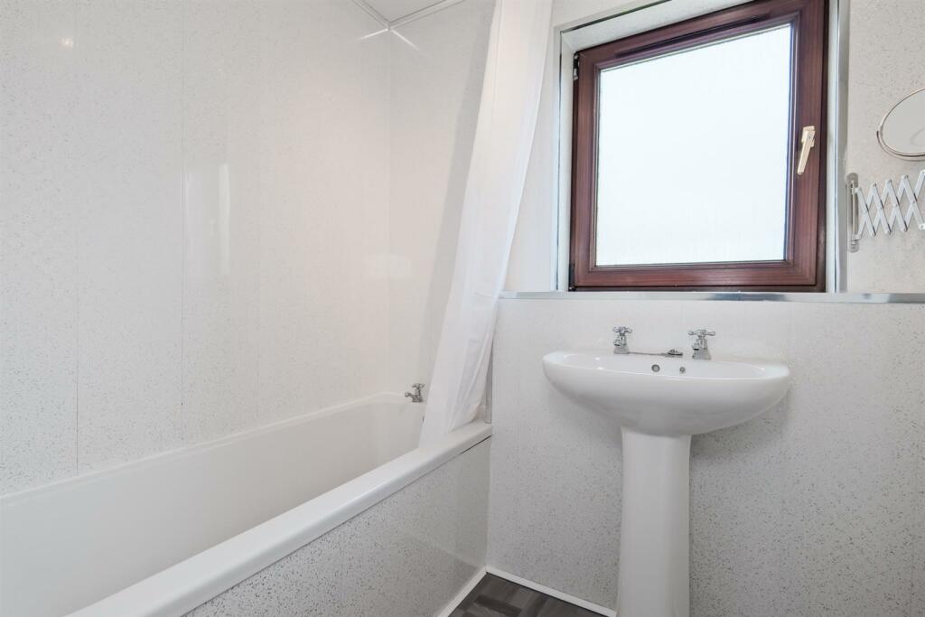 014-16 Hemmingen Court Carluke, ML8 5LX.jpg