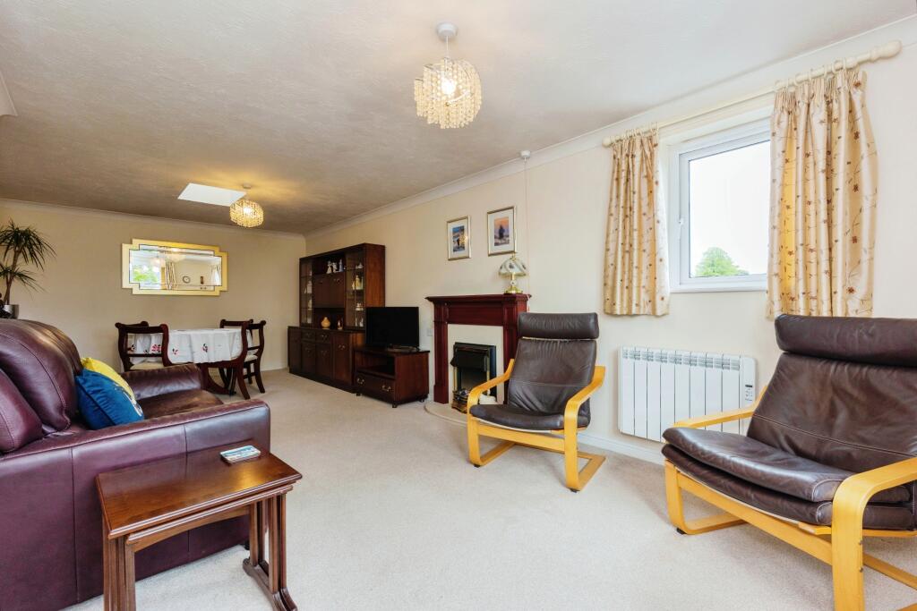 Lounge/Dining Room