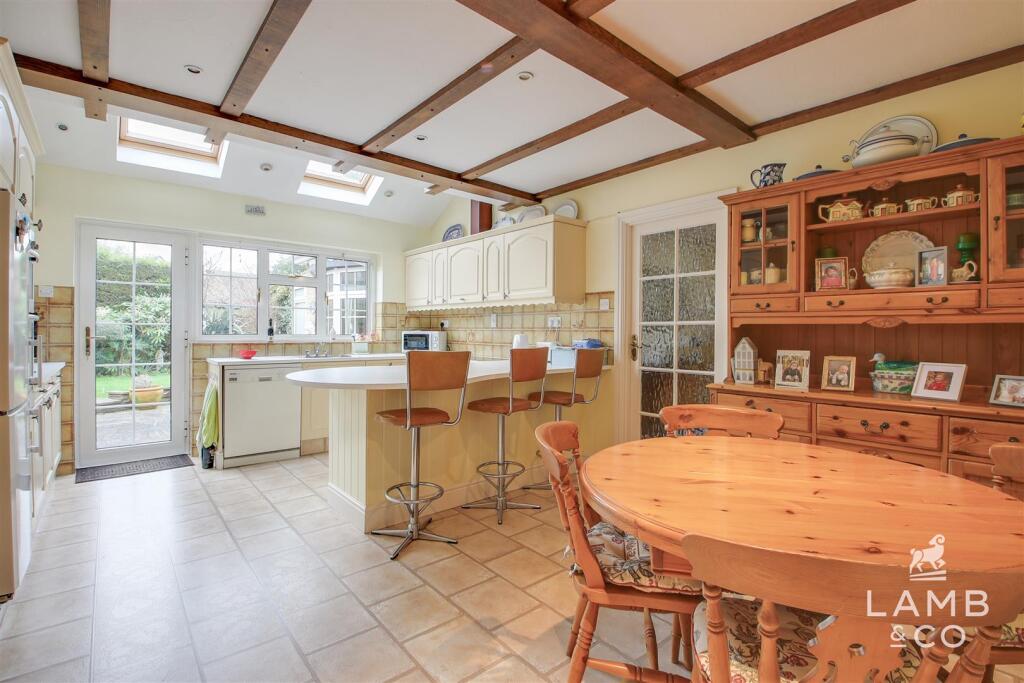 KITCHEN/DINING ROOM