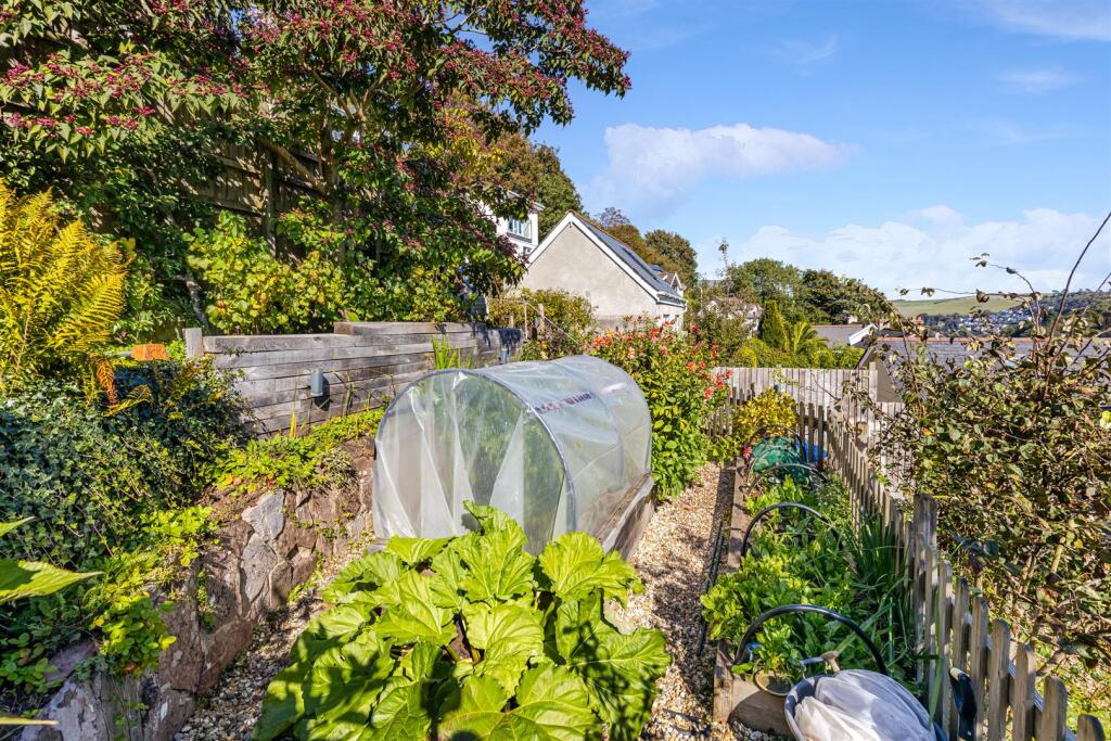 A08 - 9 Broad Park, Dartmouth - 250924.jpg