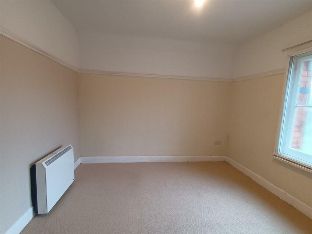 bedroom .