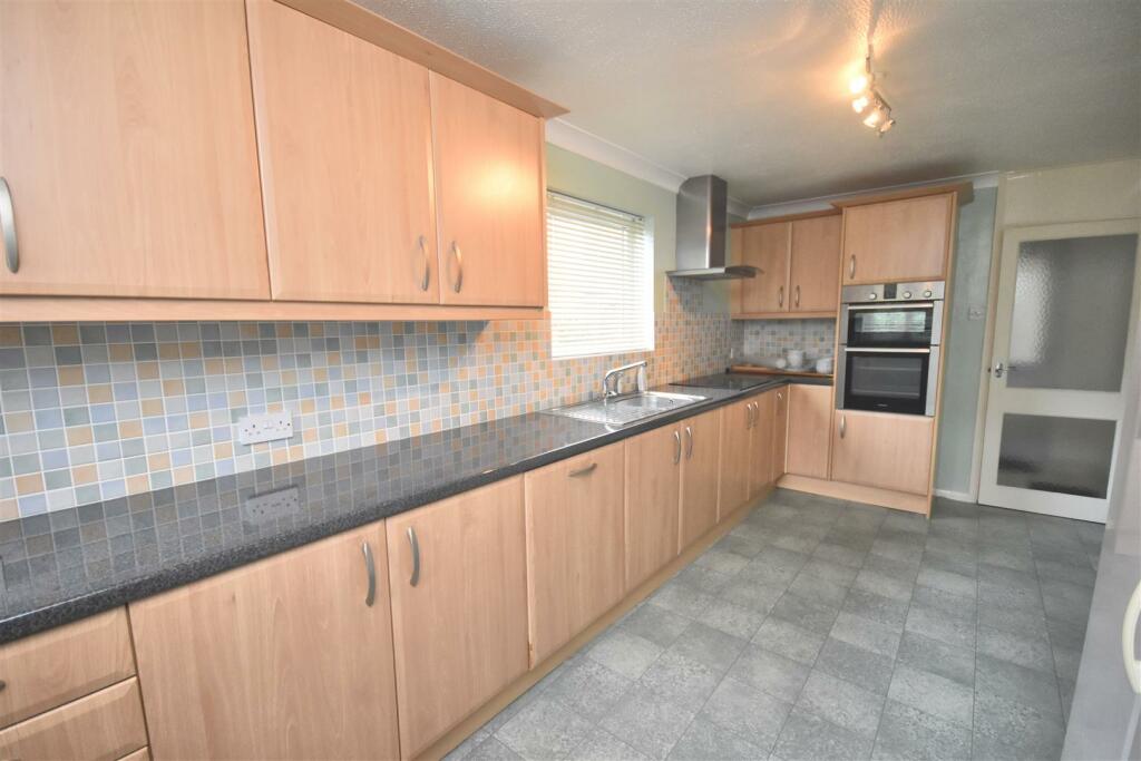 Kitchen 2.jpg