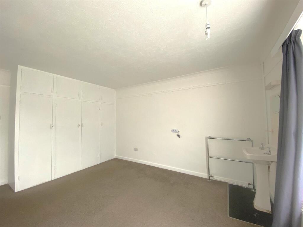 6 Blackfields Ave - Bed3.jpg