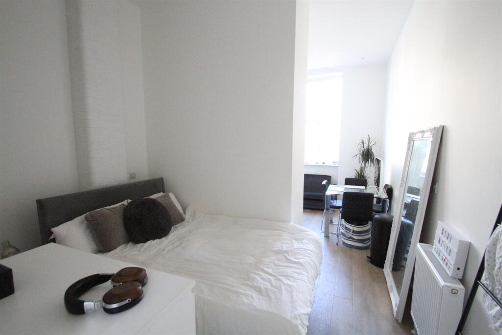 STUDIO APARTMENT