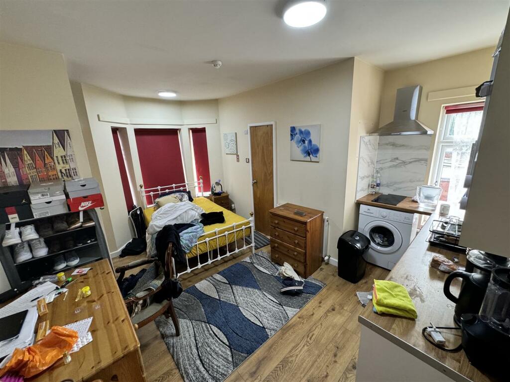 Studio Room (Room 5)