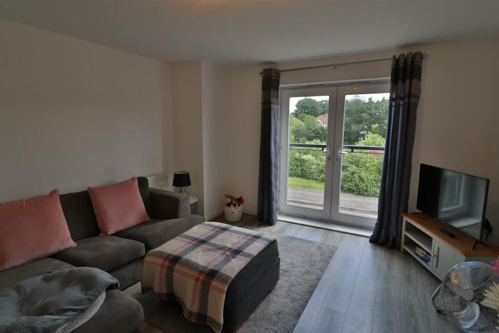 OPEN PLAN LOUNGE/DINING/KITCHEN