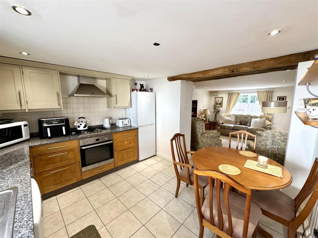 KITCHEN/DINING ROOM