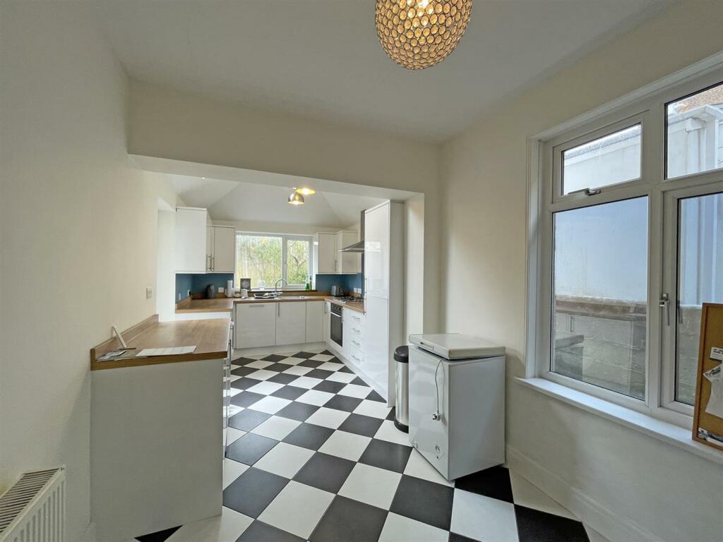 St Martins Avenue 13 Kitchen 3.jpg