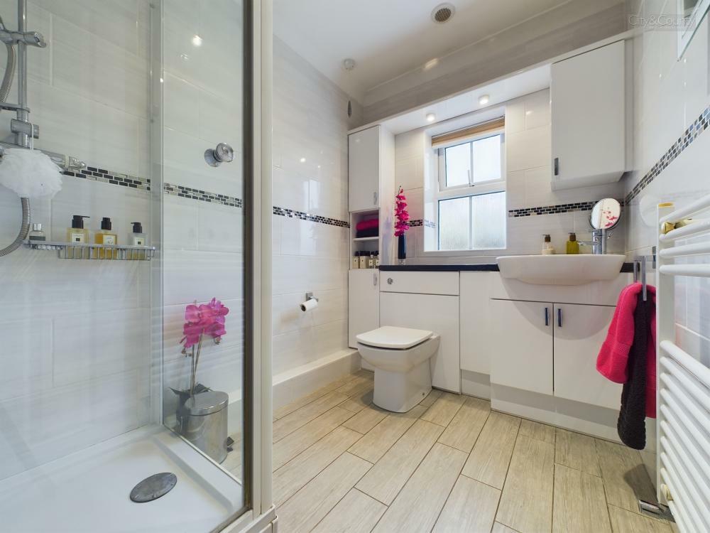 En-Suite To Master Bedroom