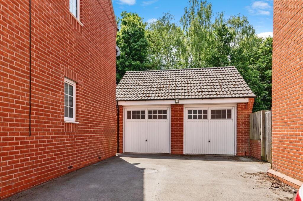 Garage/ Driveway
