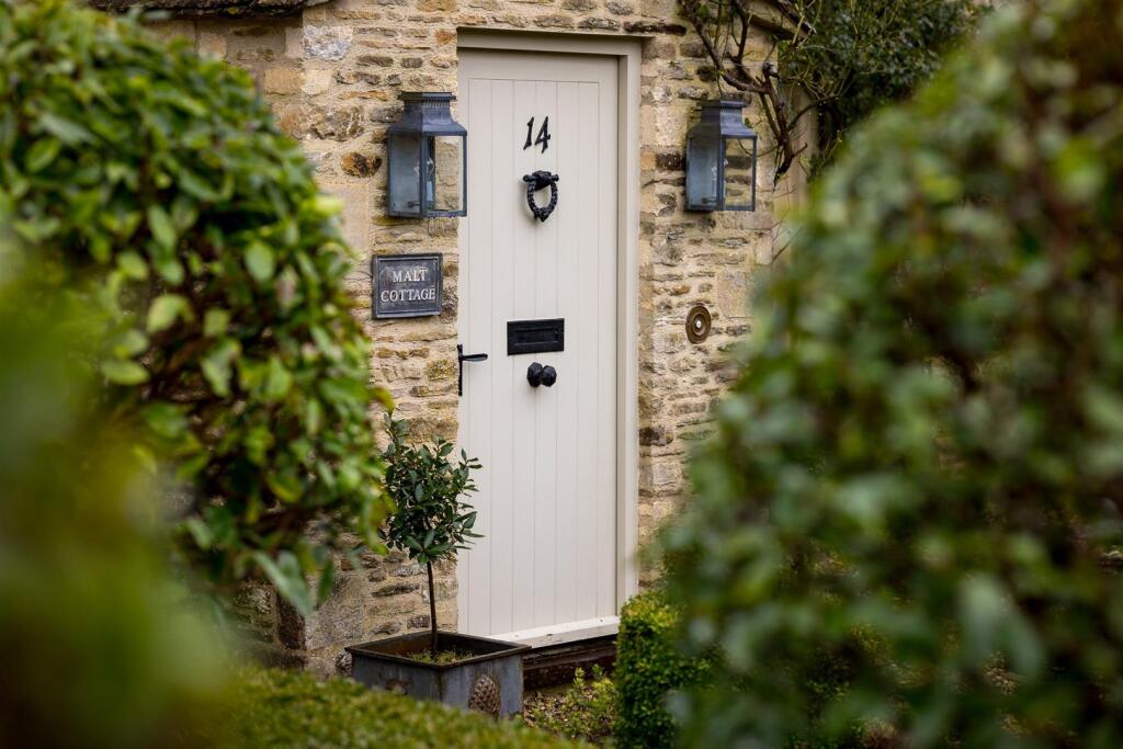 17 - Malt Cottage - GL7 5RY - Web.jpg