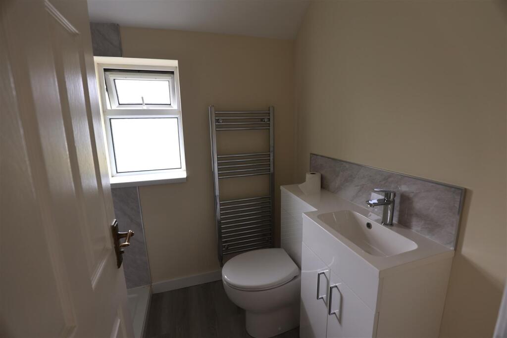 Bathroom 1 .JPG
