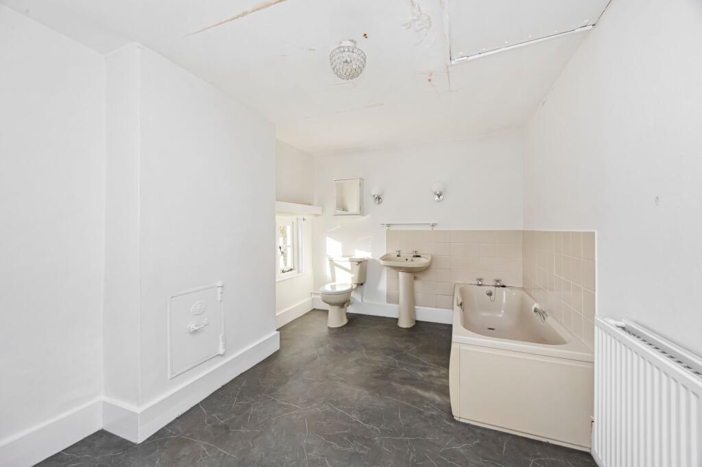 Guest bedroom suite en suite bathroom