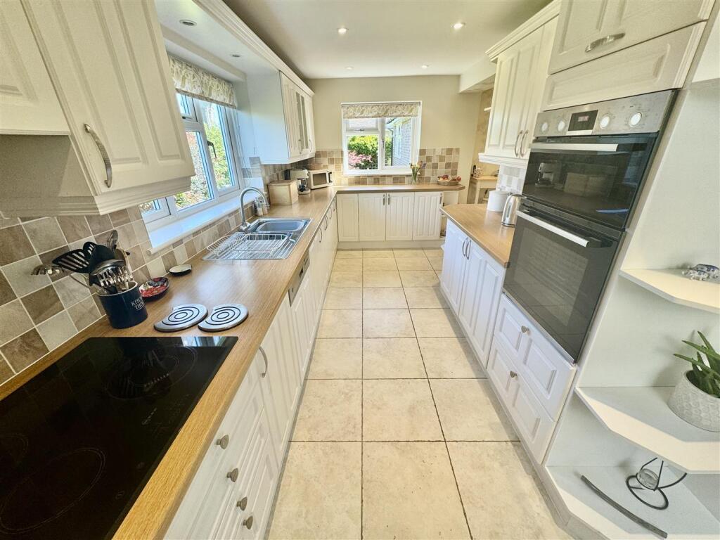 KITCHEN/BREAKFAST ROOM