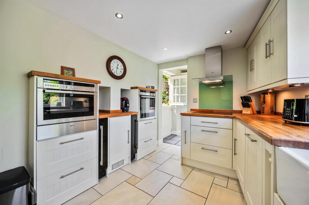 Kitchen towards rear garden.jpg