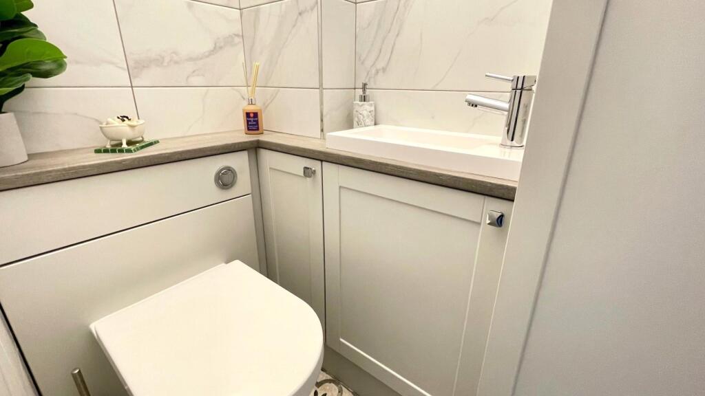 TILED 2-PIECE CLOAKROOM