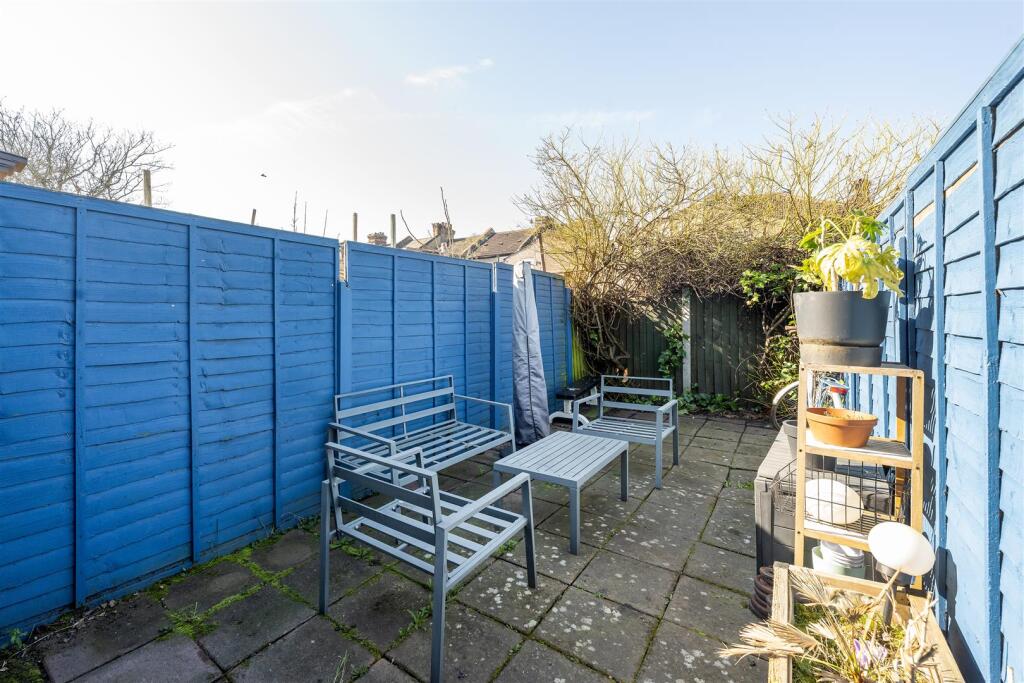 Claude Road E13