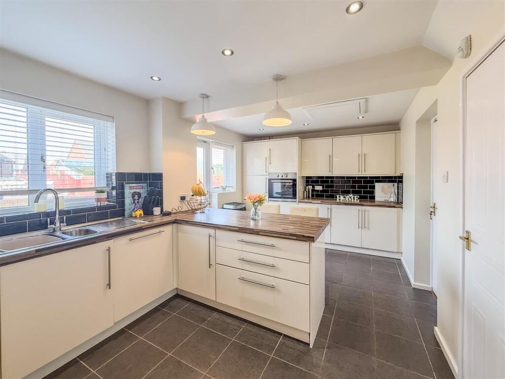 BREAKFASTING KITCHEN