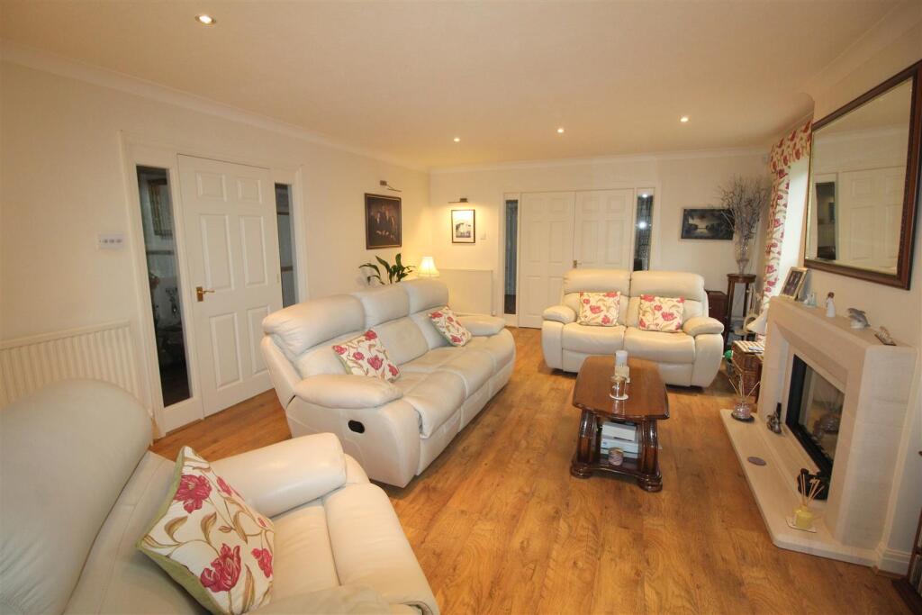 Westwood Mews, 2, lounge 2 NEW.JPG