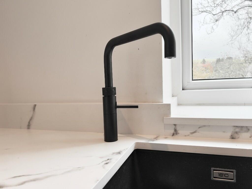 INSTANT HOT TAP