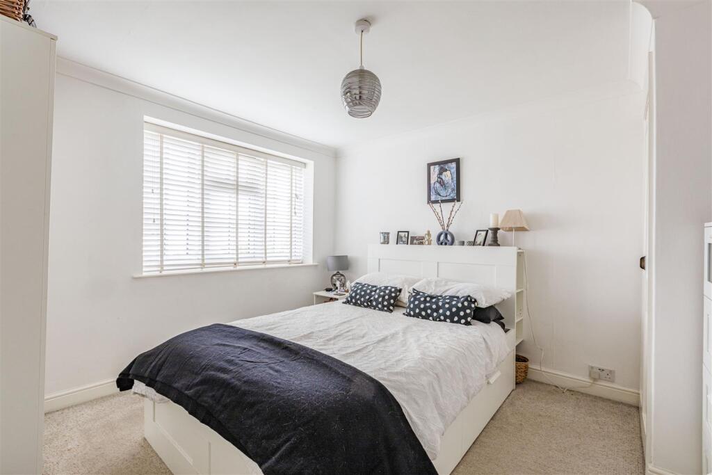 51 Hart Road, KT14 7NJ - 12.jpg