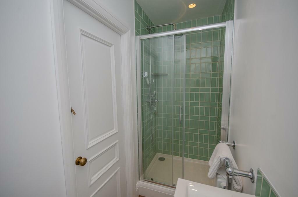 Master ensuite.jpg