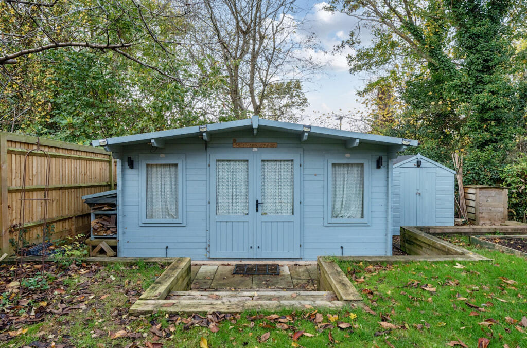 1381186-5-69149db...