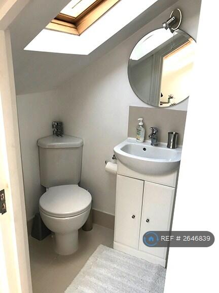 Upper Bedroom Ensuite (1a)