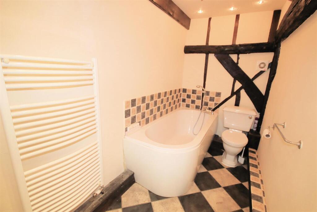 View of En-suite Bathroom