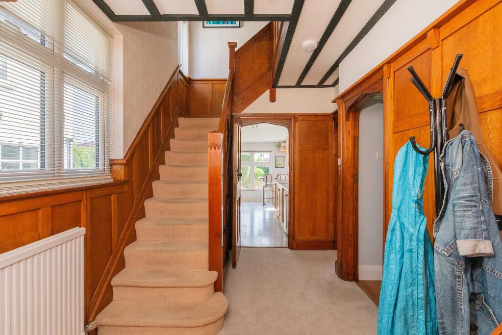 1H0V8HE - Hallway B.jpg