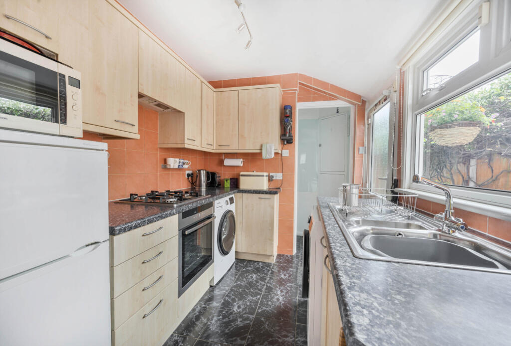 1303841-9-683d919...