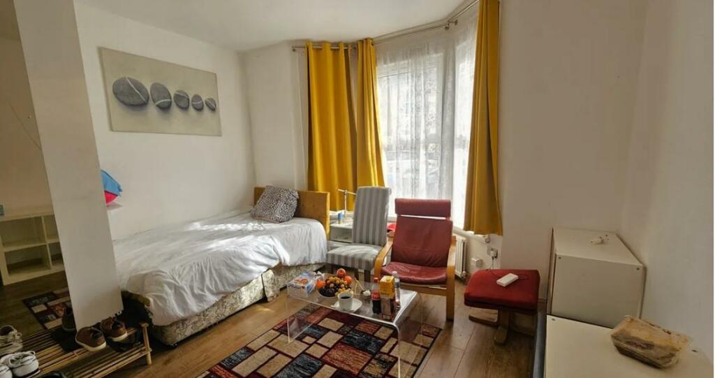 High ceilings in double bedroom