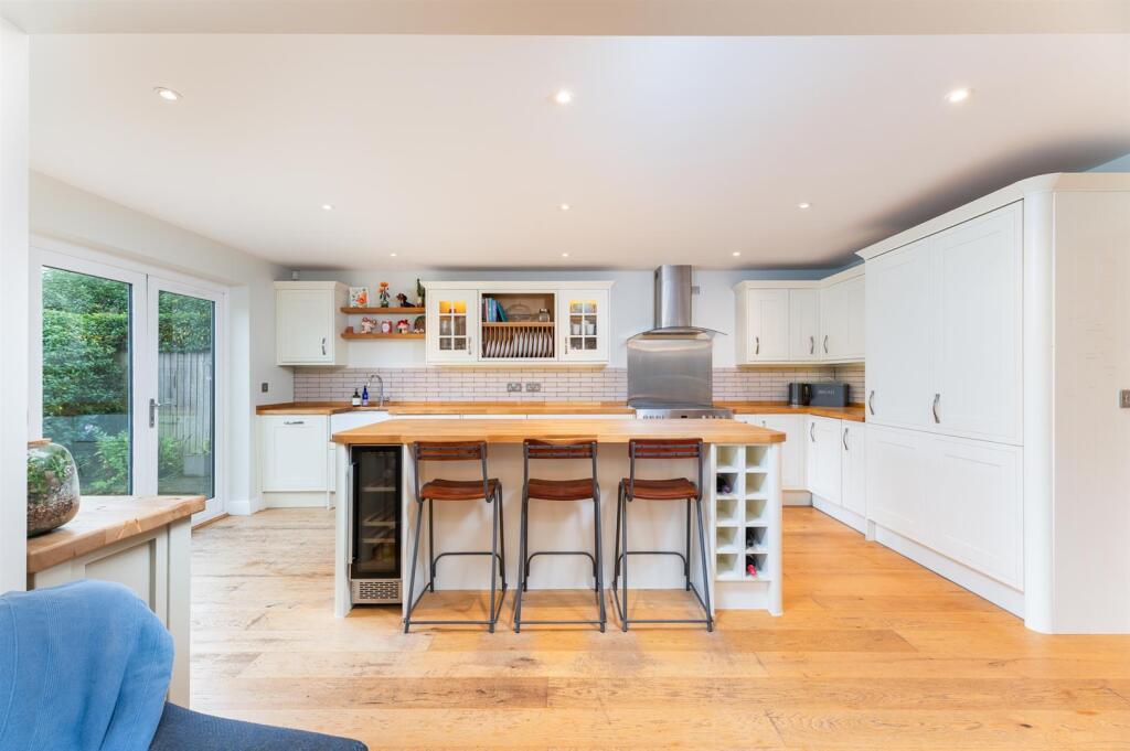 KITCHEN/DINING ROOM