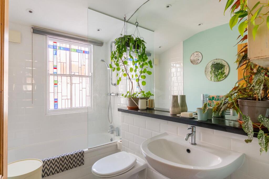 2E0RFS - Bathroom C.jpg
