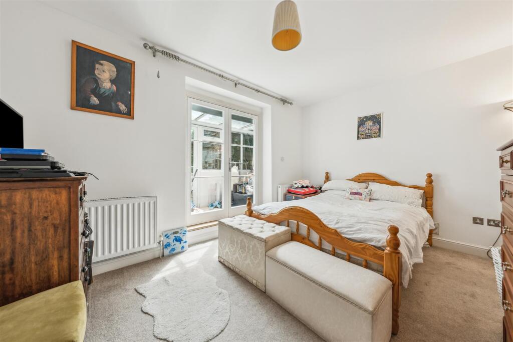 Chiswick High Road, W4