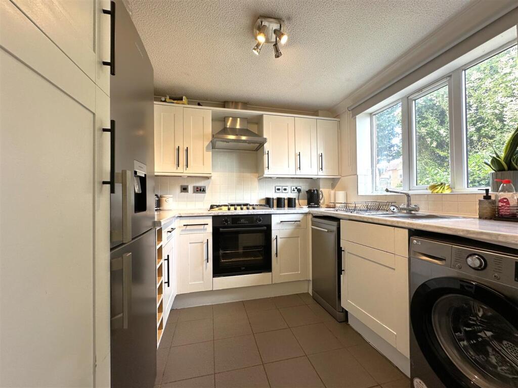 Modern Fitted Kitchen 008