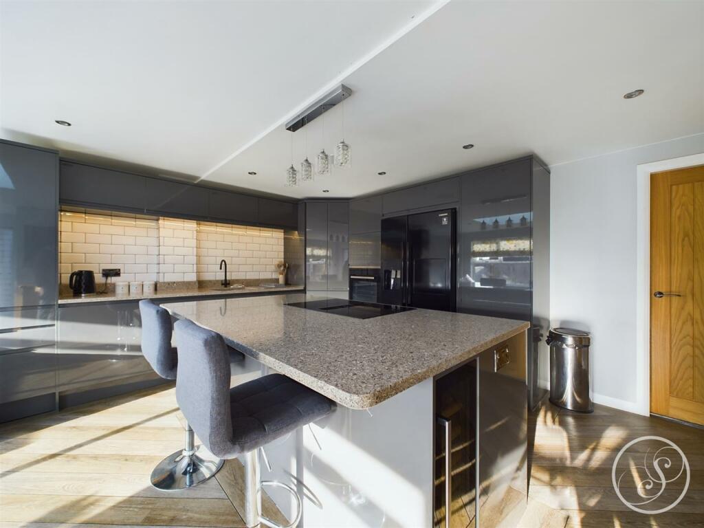 KITCHEN/LIVING AREA