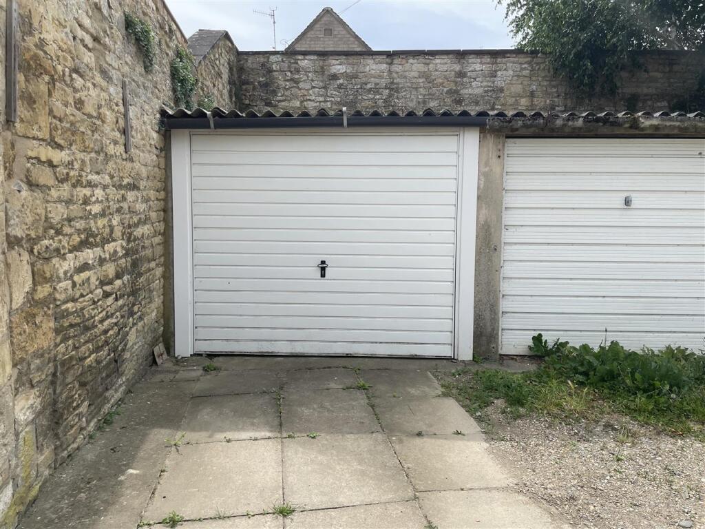 Garage (1).JPG