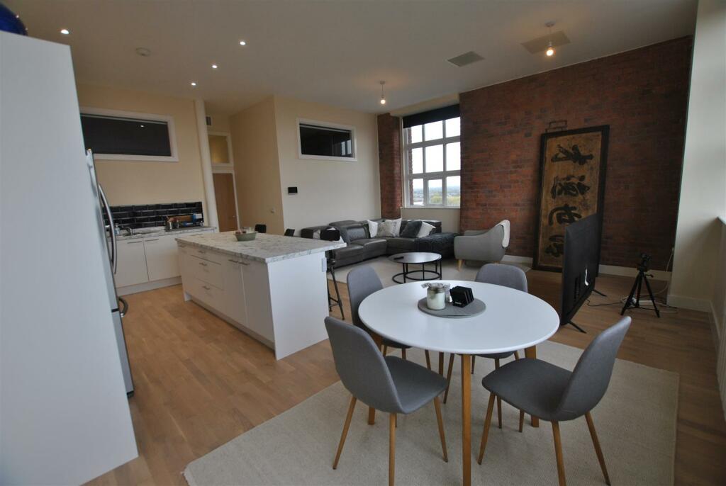 OPEN PLAN LIVING/KITCHEN AREA